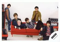 【中古】生写真(ジャニーズ) 嵐/集合(5人)/横型・全身・ソファ座り・両手ポップコーン・背景白/公式生写真