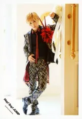 【中古】生写真(ジャニーズ) Hey! Say! JUMP/山田涼介/全身・衣装黒・赤・金・コサージュ・左手上げ・右手ベルト・扉・背景白/16夏 コンサートパンフ＆グッズ撮影/公式生写真