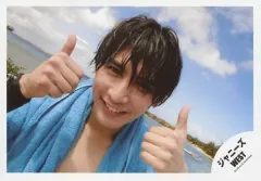 【中古】生写真(ジャニーズ) ジャニーズWEST/藤井流星/横型・顔アップ・裸・首にタオル青・両手親指立て・背景海/16春 藤井流星・濱田崇裕 グアムオフショット/公式生写真