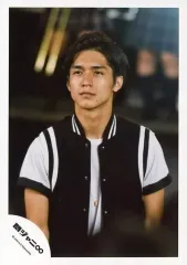 【中古】生写真(ジャニーズ) 関ジャニ∞/錦戸亮/上半身・衣装黒.白・両手下・目線左・口閉じ・背景黒/公式生写真