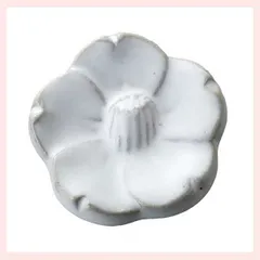 （５Ｐセット）陶器製　白釉椿　箸置　K5873　◎2セット目～大幅値引き対象商品　※陶器,個性的,シリーズ,高級感,高品質,おしゃれ,お祝い事,新春,お正月,宴会,新年会,縁起,おもてなし,御膳,箸置き,きれい,バリエーション,花,フラワー,つばき,ホワイト