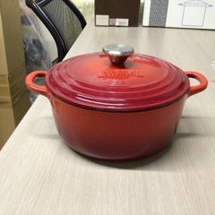 赤い鋳鉄製両手鍋 大 - メルカリ
