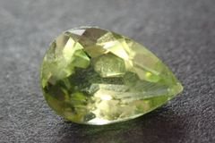 天然ペリドット0.430ct 約6×5mm* ソーティング付き！