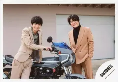 【中古】生写真(ジャニーズ) SixTONES/高地優吾・森本慎太郎/横型・膝上/アルバム「1ST」MV＆ジャケ写オフショット/公式生写真