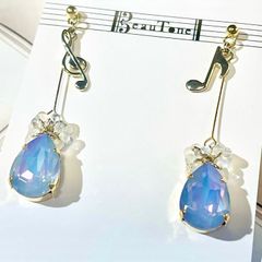 ト音記号と音符　ピアス　イヤリング　ラベンダーピンク　ヴィトラルライトホワイトオパール