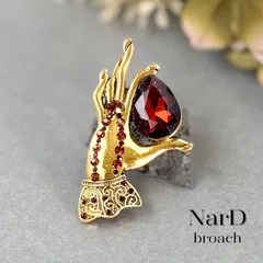 ガーネットレッドの雫ブローチ ハンド 手 モチーフ アンティーク調 ヴィンテージ調 芸術 アート おしゃれ メンズ 男女兼用 カジュアル コサージュ ゴールド 新品未使用 NerD