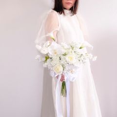 王道ホワイト♡純白クラッチブーケ　ウェディングブーケ　ブートニア付　造花　カラー　胡蝶蘭