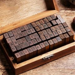 ビンテージアルファベット 英語の文字と数字スタンプセット 木製ボックス入り DIYプランナーの装飾に 70個入り ブラックトゥースクール 学
