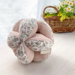 花手まり　リバティ　メドゥテイルズ　ピンクベージュ　ハンドメイド　ファーストトイ