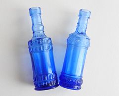ノスタルジックな青いビンテージのビン2本セット
