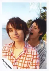 【中古】生写真(ジャニーズ) Hey! Say! JUMP/伊野尾慧・岡本圭人/バストアップ・衣装白赤黄色・岡本口開け・屋外/公式生写真