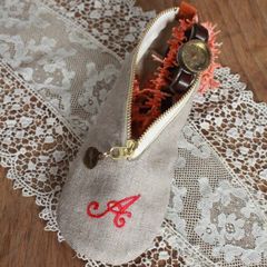 受注生産　手刺繍　真紅のイニシャル選べる リネンと牛革のバレエシューズポーチ