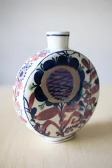 アラベスク模様や動物が細密装飾された青銅製アンティーク花瓶