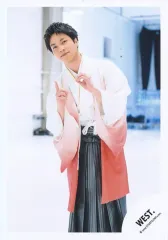 【中古】生写真(STARTO) WEST./重岡大毅/膝上/「WEST. DOME TOUR AWARD ～10th Anniversary～」グッズオフショット/公式生写真