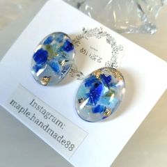 琉球ガラスとシェルのピアス　ブルー　ハンドメイド　レジン