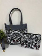 【裁縫ストア・ボヌール】大人かわいい　ウィリアムモリス　ベストオブモリス  モダファブリックス　いちご泥棒柄　ブラック×レッド　　丸底トートバッグ　サイドポケット付き　ポーチ　ショルダーバッグ　ショルダーストラップ付き  ハンドメイド/ №500-401