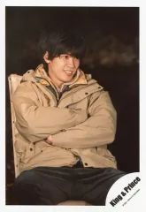 【中古】生写真(ジャニーズ) King ＆ Prince/神宮寺勇太/膝上/LIVE DVD＆Blu-ray「King ＆ Prince CONCERT TOUR 2020 ～L＆～」特典映像オフショット/公式生写真