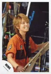 【中古】生写真(ジャニーズ) NEWS/手越祐也/上半身・衣装オレンジ・手に棒・笑顔・目線右/公式生写真