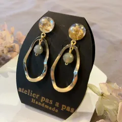 天然石　シルバームーンストーンとフープのゆらゆらピアス