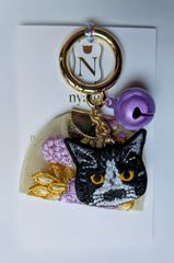 【保護猫支援】プチ猫チャーム　ムスッとベルの黒猫チャーム