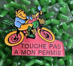 TOUCHE PAS A MON PERMIS 私の免許証に触らないでください ピンバッチ