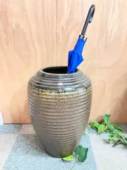 【新品】信楽焼 傘立て 陶器 おしゃれ 置き型 かさたて 和風 笠立て 傘入れ 壷 しがらき カサタテ 焼き物 かさたて 玄関 花器 花瓶 丸型 Umbrella stand 窯変 開店祝い 新築祝い
