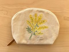 【ミモザ】刺繍　ポーチ　IT007-3　シェルポーチ　マチあり　母の日　化粧品　小物入れ　バッグインバッグ　旅行　通勤　可愛い　おしゃれ　誕生日　プレゼント　ギフト