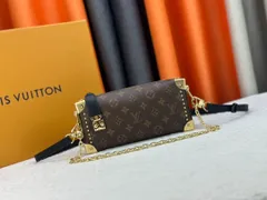 LVルイヴィトンの伝統的なハードケースはインスピレーションを汲み取り、柔らかい牛革のために、革はリベットの縁と金属S-lockロックに溶け込んでいる