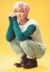 【中古】生写真(男性) 野口準(向坂椋)/全身・座り・左向き・背景黄色・キャラクターショット/「MANKAI STAGE『A3!(エースリー)』～SPRING＆SUMMER 2018～」ソロブロマイド