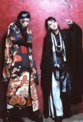 【中古】生写真(男性) The Brow Beat/Ryuji(佐藤流司)・HAKUEI/全身・衣装黒・赤・佐藤左手上げ・右手肩・背景赤/「The Brow Beat Live Tour 2020 “Adam”」フォトセットB