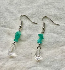 【No.11】サーフピアス対応可能✳︎アパタイトとクリスタルチャームのゆらゆピアス