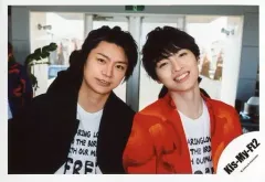【中古】生写真(ジャニーズ) Kis-My-Ft2/横尾渉・玉森裕太/横型・バストアップ・衣装黒・オレンジ・白・両手下・首傾げ/アルバム「FREE HUGS!」MV＆ジャケ写オフショット/公式生写真