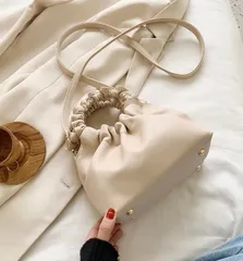 ハンドバッグ　ショルダーバッグ　シュシュ持ち手　高級感　カーキ色