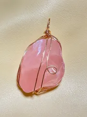ロックシェイプワイヤー巻きローズクォーツペンダントトップ