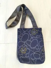 【ハンドメイド】サコッシュ 中（紺色和柄）[A-021]