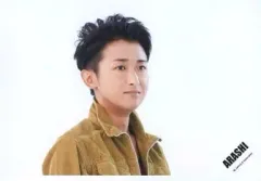 【中古】生写真(ジャニーズ) 嵐/大野智/横型・バストアップ・ジャケット茶・目線右向き・背景白/公式生写真