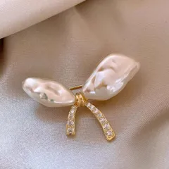 リボン パールブローチ パンチラ防止 胸元ピン 見え防止 留める 卒業式 おしゃれ ビジネス 胸元留める 可愛い スーツ アクセサリー 30代 40代 20代 成人式 入学式 卒業式 発表会 結婚式 フォーマル ビジネス 披露宴