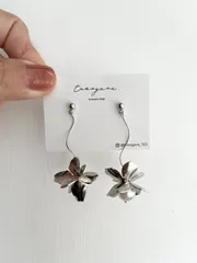 ピアス　イヤリング　揺れる　シルバー　パール　フラワー　花　金アレ対応　個性　韓国　結婚式　入学式　成人式　卒業式　ウエディング　ブライダル　お呼ばれ　前撮り　デイリー