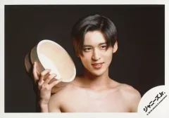 【中古】生写真(ジャニーズ) Snow Man/目黒蓮/横型・バストアップ・右手桶・右向き・笑顔・背景黒/「少年たち To be!」グッズオフショット/公式生写真