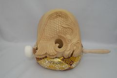 【手彫り】本楠木魚鯱彫 5.5号 総金襴丸布団 藤製木魚撥セット【送料込み】