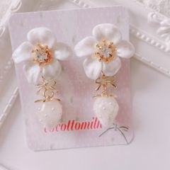 ハンドメイド ❤︎ お花 苺 ♡ ビジュー ピアス風 イヤーカフ