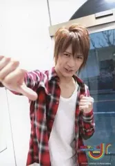 【中古】生写真(ジャニーズ) 7WEST/藤井流星/上半身・衣装チェック柄赤・左手グー・背景白・関西ジャニーズJr.春休みスペシャルコンサート2012/公式生写真