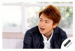 【中古】生写真(ジャニーズ) 嵐/大野智/横型・バストアップ・衣装黒白・目線左・口開け/「青空の下、キミのとなり」PV＆ジャケ/公式生写真