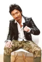 【中古】生写真(男性) EXILE/MAKIDAI/膝上・座り・ジャケット黒・シャツ白・ズボン迷彩・左手グー・背景白・/ポストカードサイズ/月刊EXILE定期購読特典生写真2013年3月