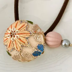 ヘアアクセ　ヘアゴム　刺繍　チャーム付き