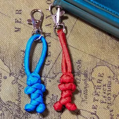 パラコード 人形 キーホルダー 2個セット ジッパーダブ チャーム ストラップ ハンドメイド スマホ カメラ ギフト 赤 アカ レッド 青 アオ ブルー