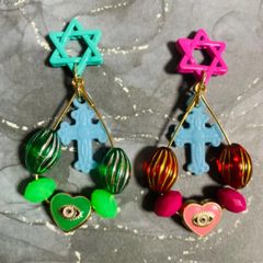 六芒星とハートおめめのグリーンとピンクの個性派ピアス
