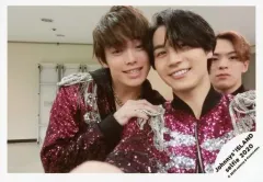 【中古】生写真(ジャニーズ) Travis Japan/吉澤閑也・松田元太・松倉海斗/横型・バストアップ・衣装黒・紫・吉澤右手肩・笑顔・センター松田/Johnnys’ ISLAND セルフィー 2020/公式生写真