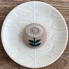 刺繍【ヘアゴム】【ポニーフック】【ブローチ】選べるパーツ　no.47