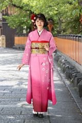 振袖【中古】 仕立上がりリサイクル品 ピンク色 花柄 正絹 R104 - メルカリ